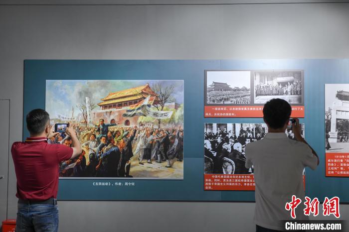 圖為市民參觀《曙光·偉業(yè)——五四運動與中國共產(chǎn)黨的成立》“七一”特展?！∝暩聛硭?攝