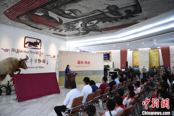 圖為《曙光·偉業(yè)——五四運動與中國共產(chǎn)黨的成立》“七一”特展開幕儀式現(xiàn)場?！∝暩聛硭?攝