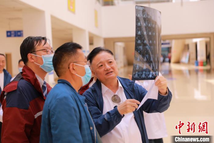 上海專家們采用“一對(duì)一”指導(dǎo)等方式，帶動(dòng)日喀則市人民醫(yī)院科室、醫(yī)生業(yè)務(wù)水平的提升?！∩虾＝淮筢t(yī)學(xué)院供圖