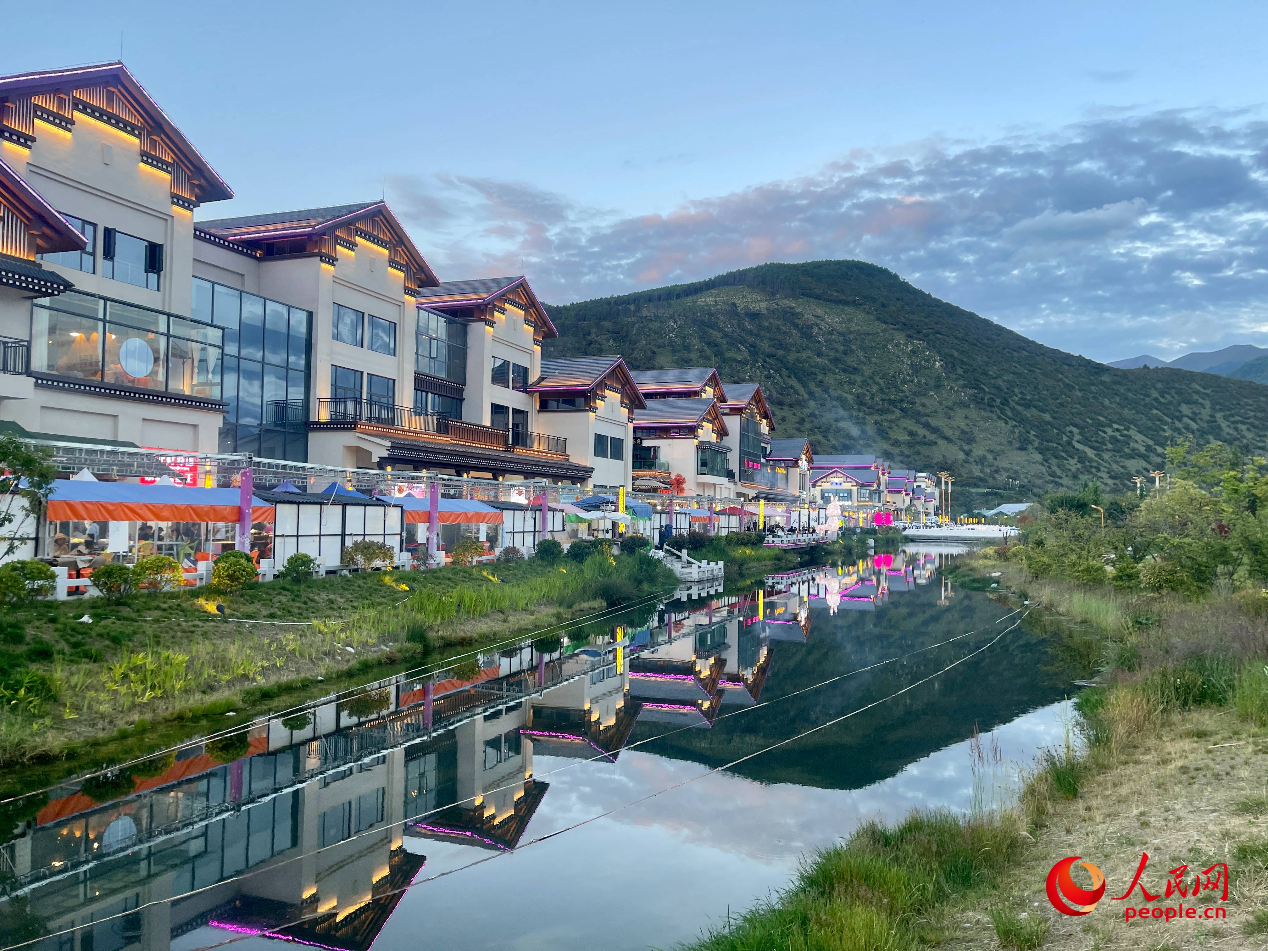 工布公園的一角，風(fēng)景秀麗。人民網(wǎng) 周靜圓攝