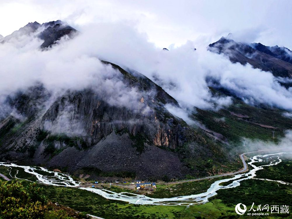 河流蜿蜒于青山間。人民網(wǎng) 李海霞攝