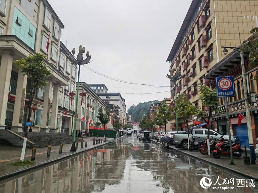 如今的墨脫縣城一應(yīng)俱全。人民網(wǎng) 李海霞攝