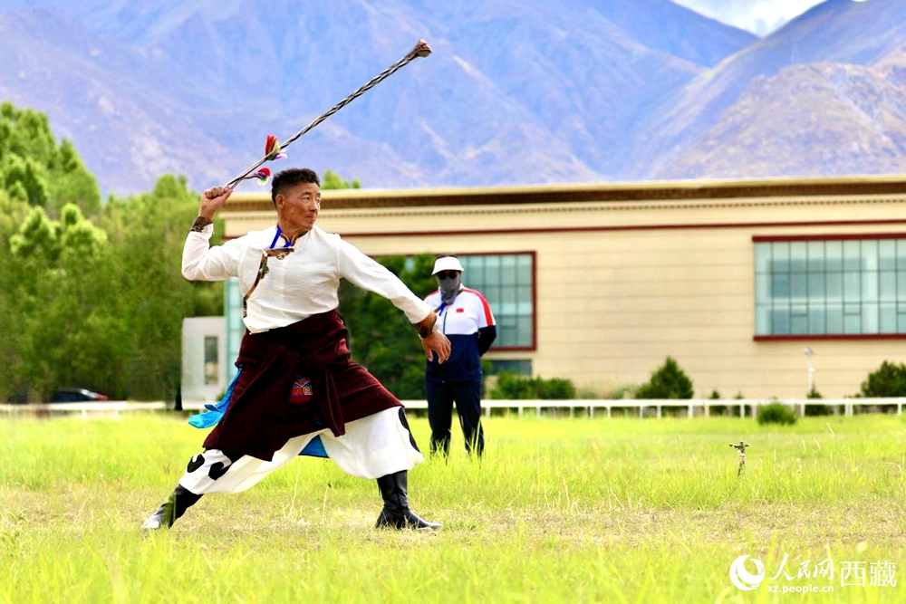 參賽選手在拉薩首屆農(nóng)牧民運(yùn)動(dòng)會(huì)上進(jìn)行“古朵”比賽（“古朵”指的是用牦牛毛或者山羊毛編織成的拋石繩，可以將石頭投擲到較遠(yuǎn)的地方，是牧民們用來(lái)放牧的工具）。