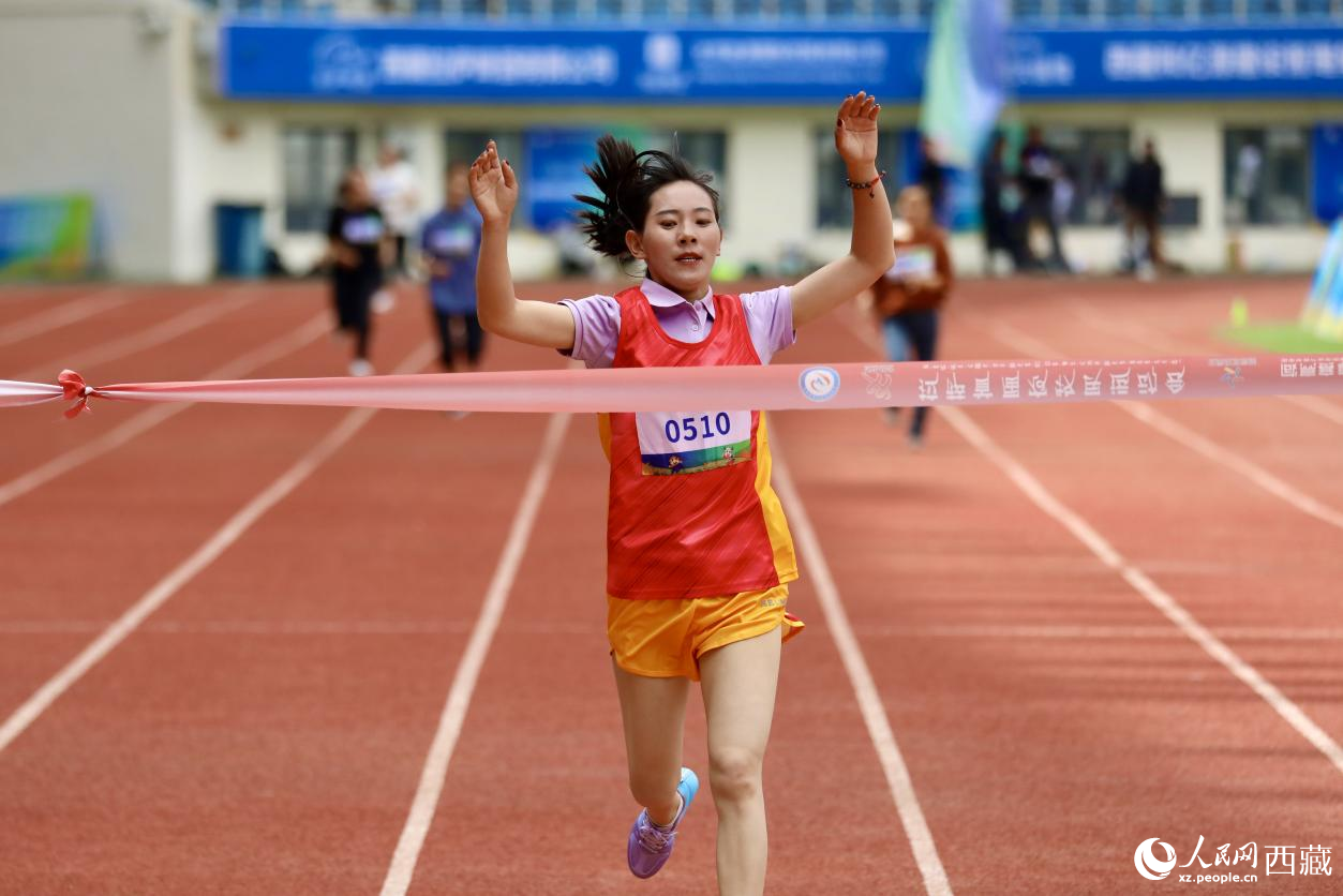 女子400米競(jìng)速賽實(shí)況。