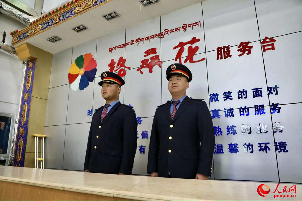 那曲火車站格桑花服務(wù)臺。人民網(wǎng)記者 次仁羅布攝