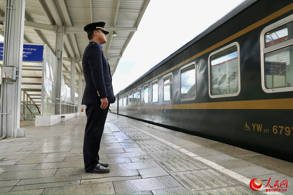 即將開往上海的列車。人民網(wǎng)記者 次仁羅布攝
