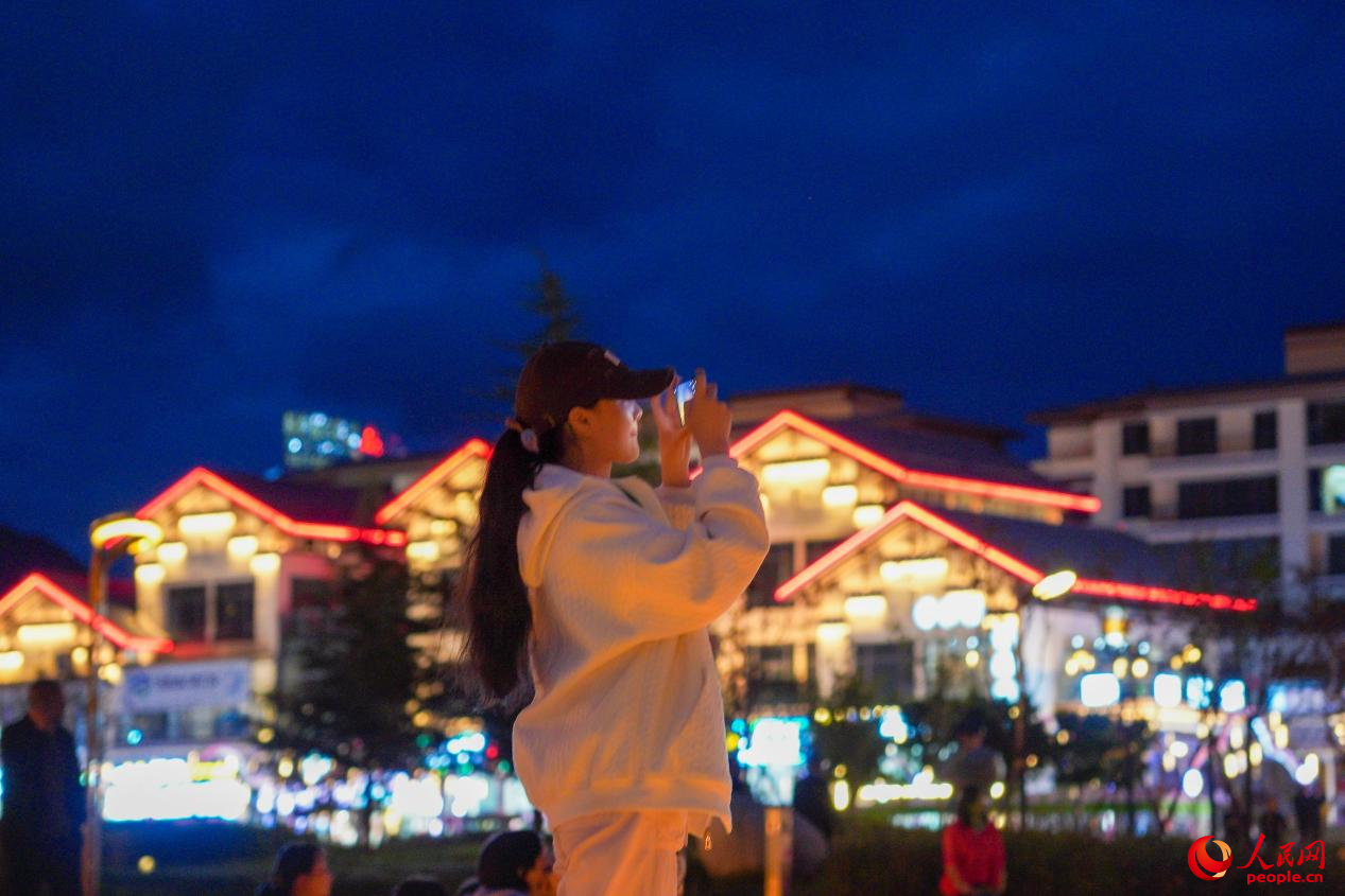 居民在西藏林芝市民族團(tuán)結(jié)廣場(chǎng)上拍照。人民網(wǎng)記者 趙晨攝