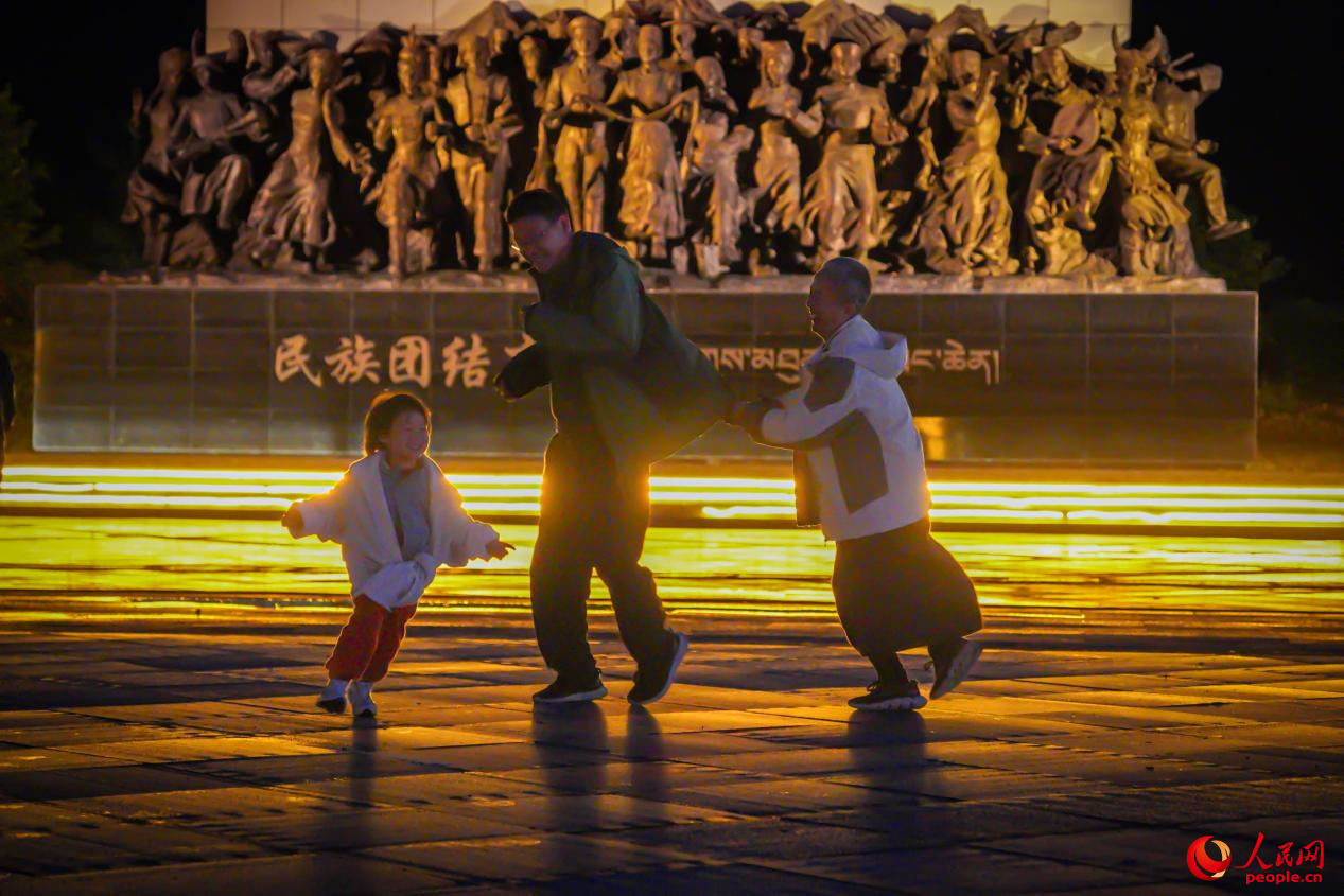 居民在西藏林芝市民族團(tuán)結(jié)廣場(chǎng)上玩耍。人民網(wǎng)記者 趙晨攝