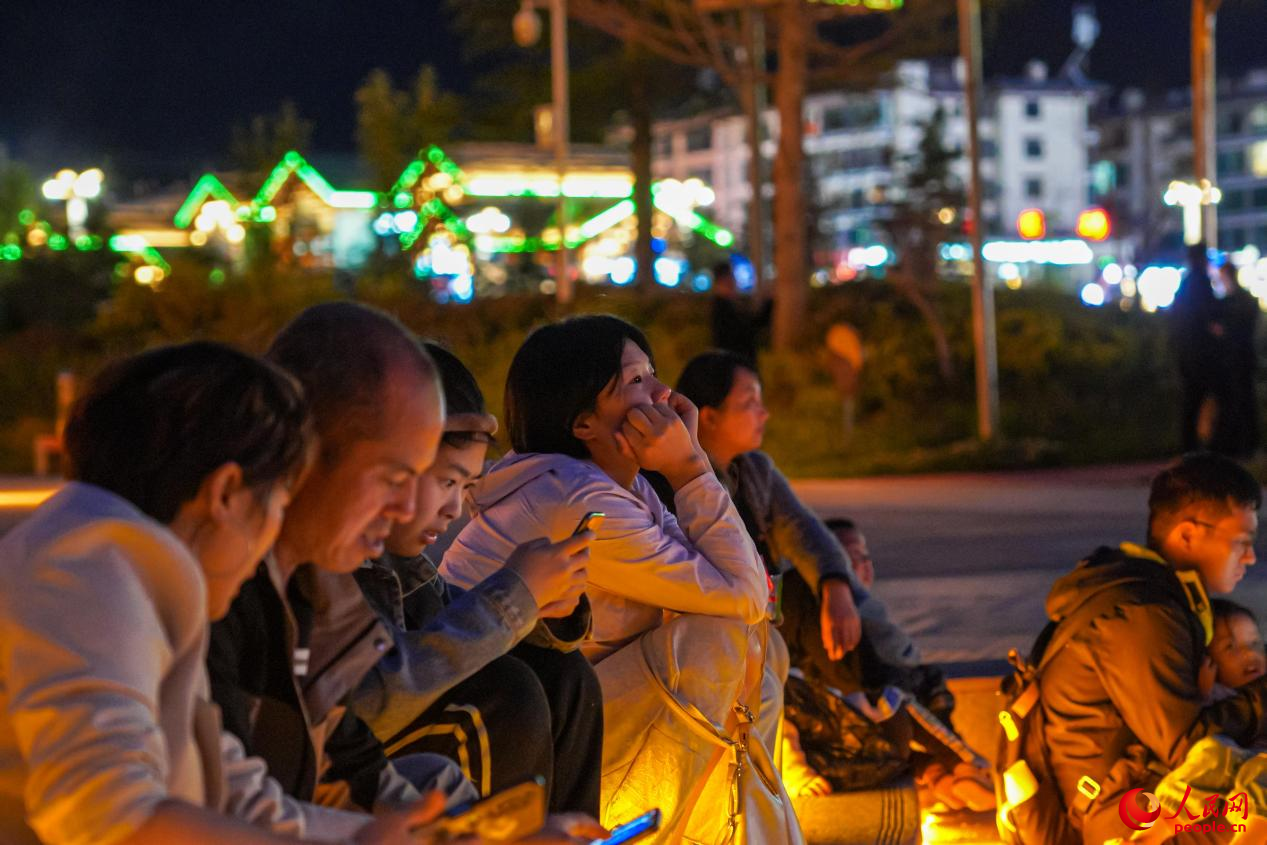 市民坐在西藏林芝市民族團(tuán)結(jié)廣場(chǎng)臺(tái)階上欣賞音樂噴泉。人民網(wǎng)記者 趙晨攝