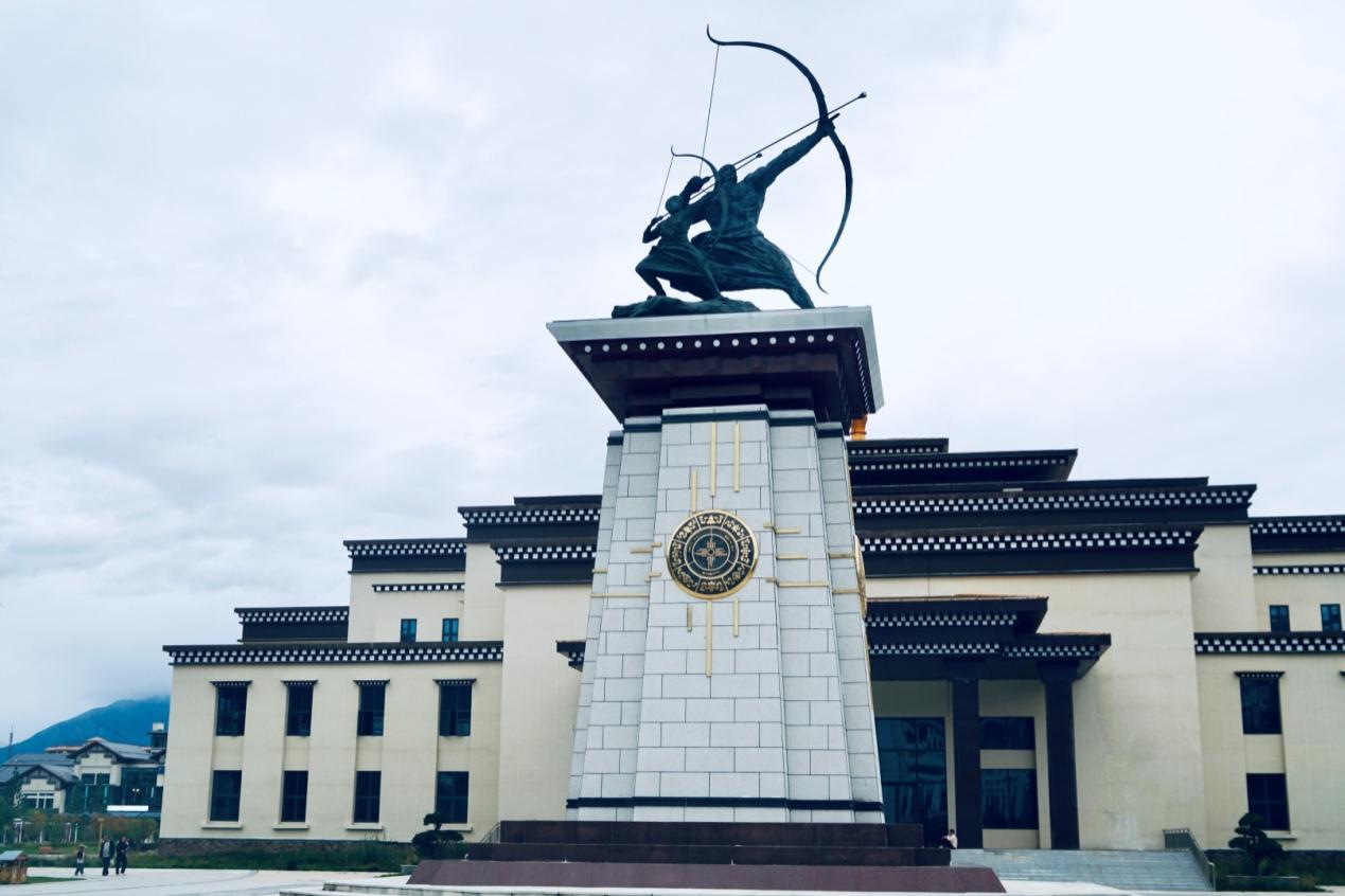 工布公園里的城市地標(biāo)雕塑——畢秀之子。人民網(wǎng)記者 益西康珠攝