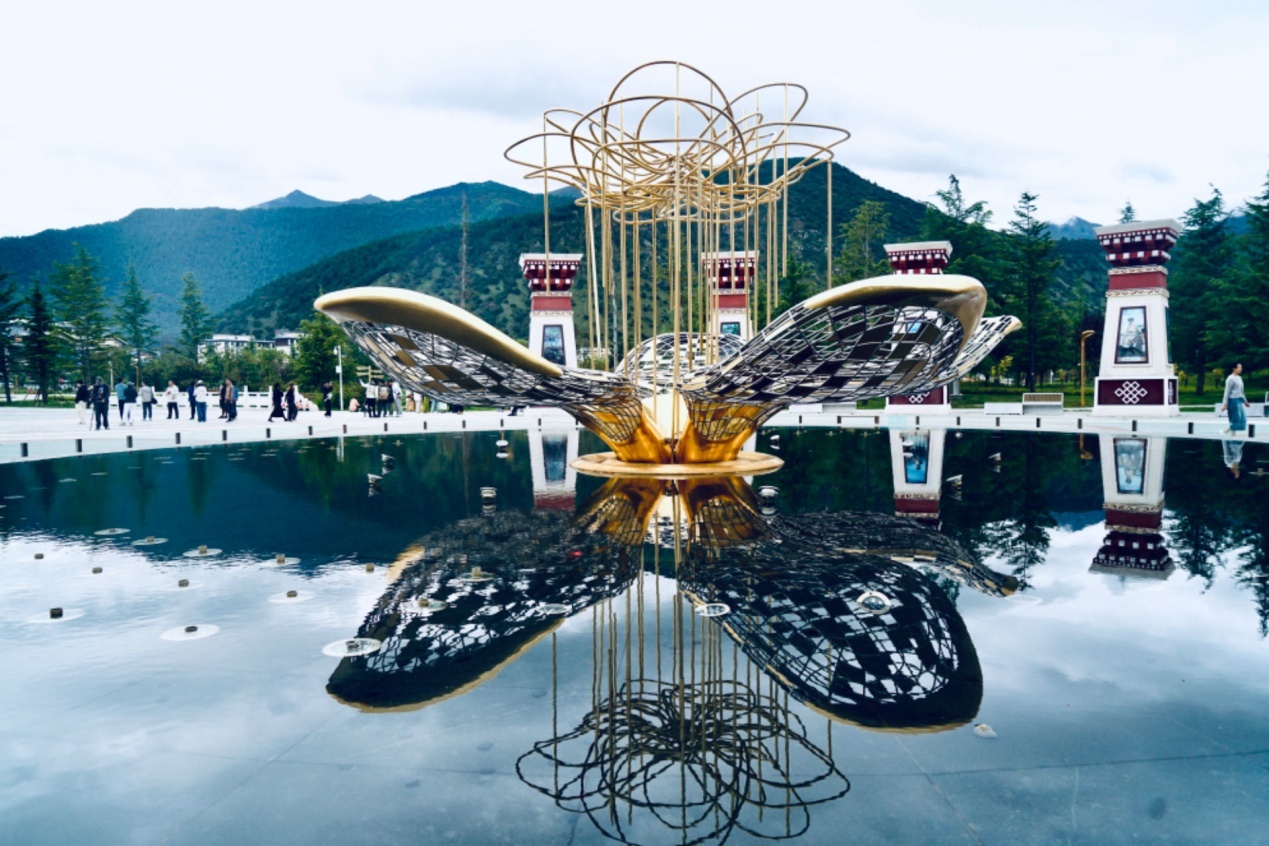 工布公園里的桃花主題雕塑——萬樹桃花。人民網(wǎng)記者 益西康珠攝