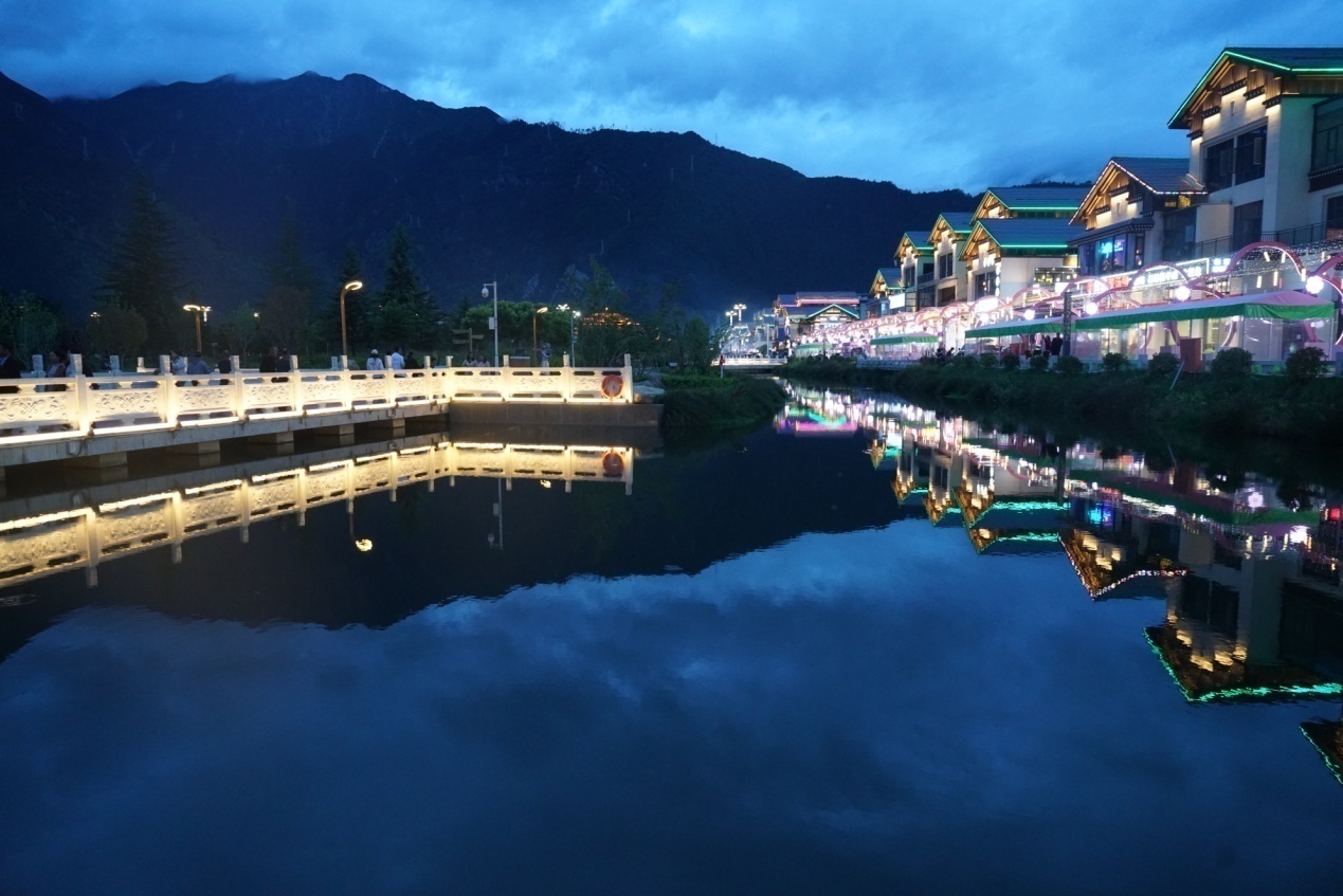 工布公園的夜景。人民網(wǎng)記者 益西康珠攝