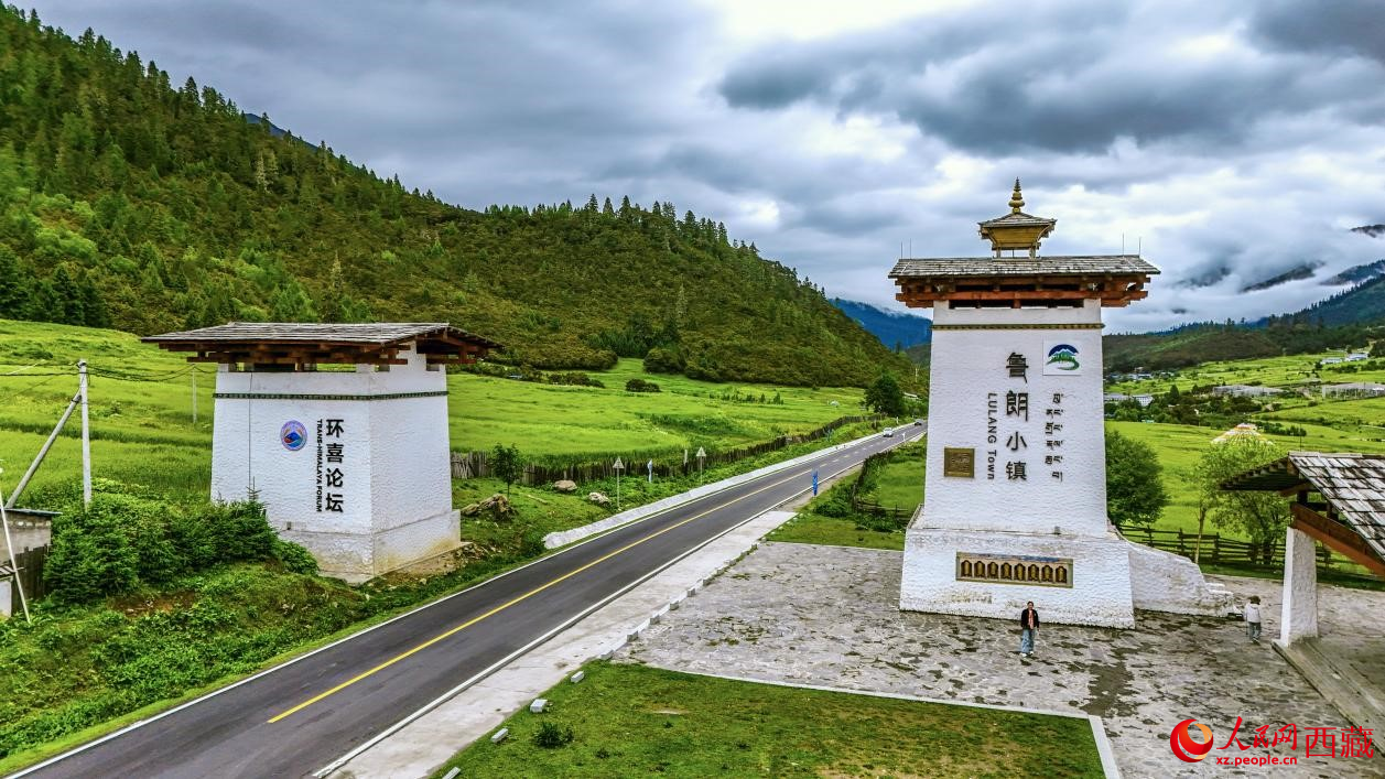 圖為魯朗小鎮(zhèn)一角。人民網(wǎng)記者 次仁羅布攝