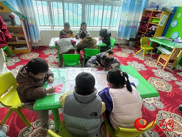 拉多村一所現(xiàn)代化幼兒園小班孩子們正在繪畫。張敏穎 攝