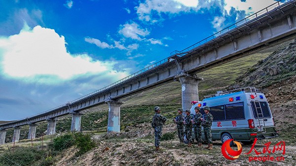 武警西藏總隊(duì)拉薩支隊(duì)執(zhí)勤八大隊(duì)官兵進(jìn)行護(hù)路演練以應(yīng)對突發(fā)情況。張磊 攝
