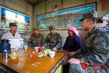 武警西藏總隊(duì)拉薩支隊(duì)執(zhí)勤八大隊(duì)官兵慰問藏族老人。何騰海 攝