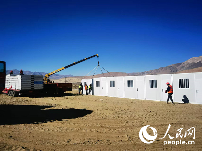 1月9日，在日喀則市定日縣長所鄉(xiāng)森嘎村安置點，工作人員抓緊搭建移動板房，確保受災群眾溫暖過冬。人民網記者 吳雨仁攝
