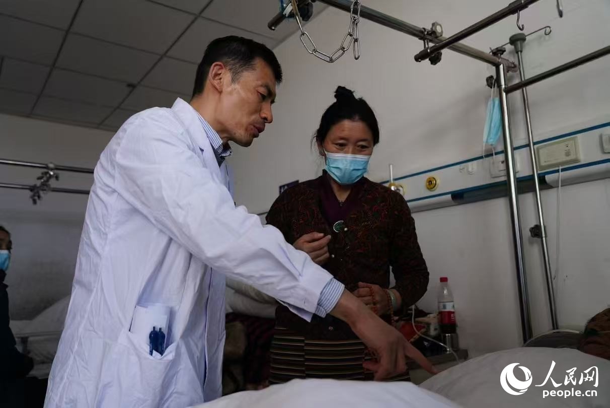 醫(yī)生在巡查。人民日?qǐng)?bào)記者 徐馭堯攝