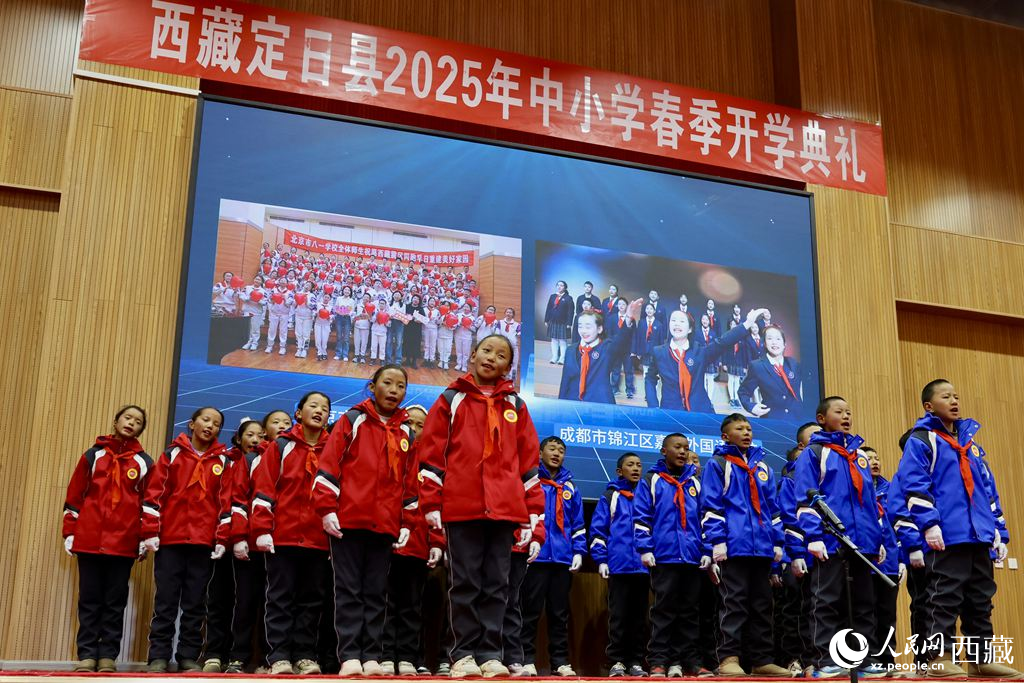 定日縣中小學(xué)生代表與北京市八一學(xué)校、成都市錦江區(qū)嘉祥外國(guó)語(yǔ)學(xué)校的師生一同唱響《把未來(lái)點(diǎn)亮》，迎來(lái)開(kāi)學(xué)第一課。人民日?qǐng)?bào)記者 鮮敢攝