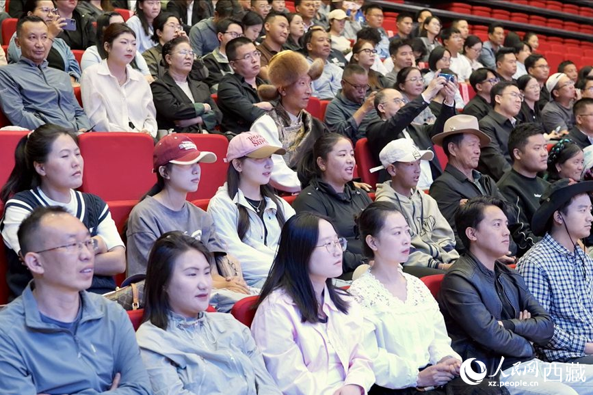 300余名干部職工、群眾代表在現(xiàn)場聆聽講座。人民網(wǎng)記者 次仁羅布攝