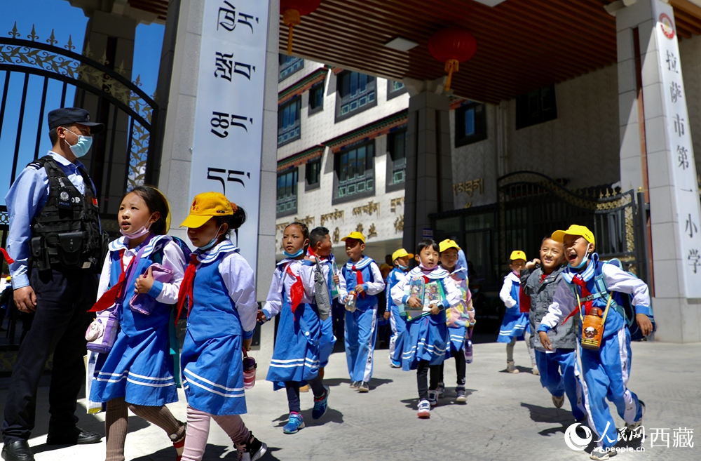 拉薩市第一小學(xué)的學(xué)生們放學(xué)后歡快地走出校門。人民網(wǎng)記者 次仁羅布攝