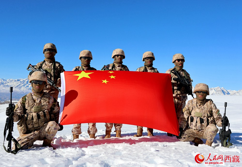 官兵在巡邏點(diǎn)上宣誓。人民日?qǐng)?bào)記者 瓊達(dá)卓嘎攝