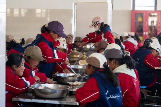 中午時分，學生們在食堂用餐。人民網(wǎng)記者 翁奇羽攝