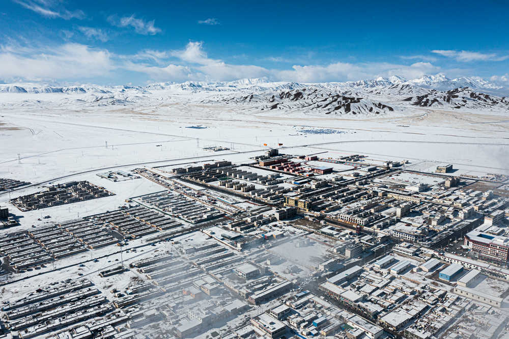 西藏阿里地區(qū)改則縣迎來初雪，銀裝素裹，美如畫卷。
