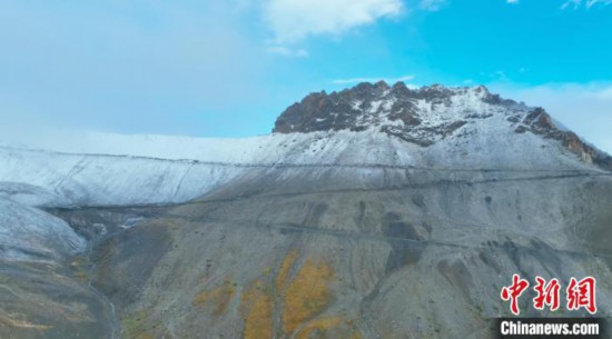 圖為邊壩縣降雪時(shí)夏貢拉山段路況。　邊壩縣融媒體中心供圖