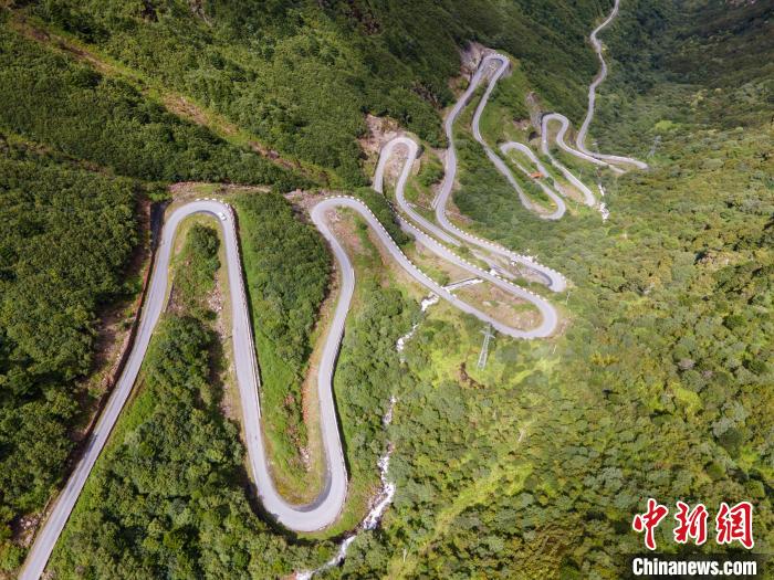 圖為西藏山南錯(cuò)那縣的盤山公路，錯(cuò)那縣被命名為全國“四好農(nóng)村路”示范縣?！〗w波 攝