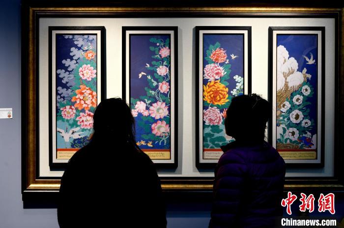 圖為5月16日，觀眾正在欣賞展覽中的新創(chuàng)唐卡作品?！±盍?攝
