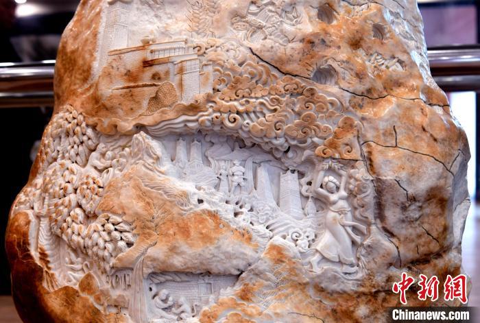 圖為5月16日，展覽中的漢白玉雕作品《猴子變?nèi)恕?。　李?攝