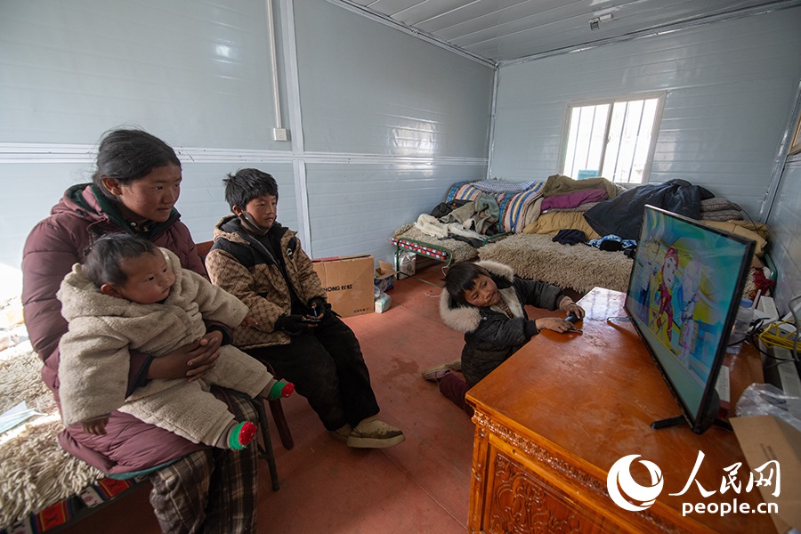 古榮村群眾入住活動板房。人民網(wǎng)記者 翁奇羽攝