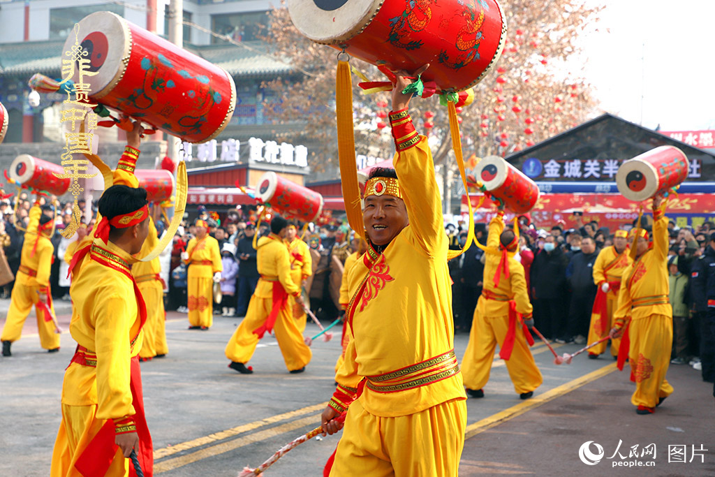 2025年1月29日，蘭州太平鼓、舞獅、軍儺、秦腔等精彩的蘭州市經(jīng)典非物質(zhì)文化遺產(chǎn)代表性項目在金城關(guān)黃河文化旅游街區(qū)廣場集中亮相。人民網(wǎng)記者 焦隆攝