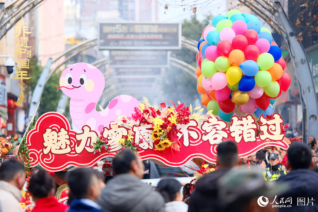 2025年1月29日，大年初一，云南省曲靖市麒麟?yún)^(qū)舉行“千人舞麒麟”活動，耍龍舞獅過大年，現(xiàn)場人山人海，熱鬧非凡。人民網(wǎng) 莊志斌攝