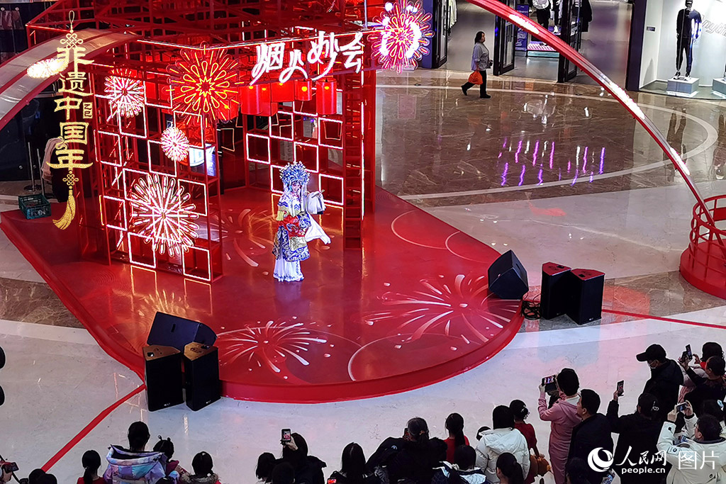 2025年1月29日，大年初一，吉林省京劇團亮相長春“煙火妙會”，演員們用的精湛技藝，為市民呈上一場韻味悠長的視聽盛宴，一招一式盡顯京劇魅力?，F(xiàn)場還進行了京劇知識科普，讓傳統(tǒng)文化在互動中 “活” 起來，為新春佳節(jié)增添了一抹濃厚的文化底色 。人民網(wǎng)記者 王帝元攝