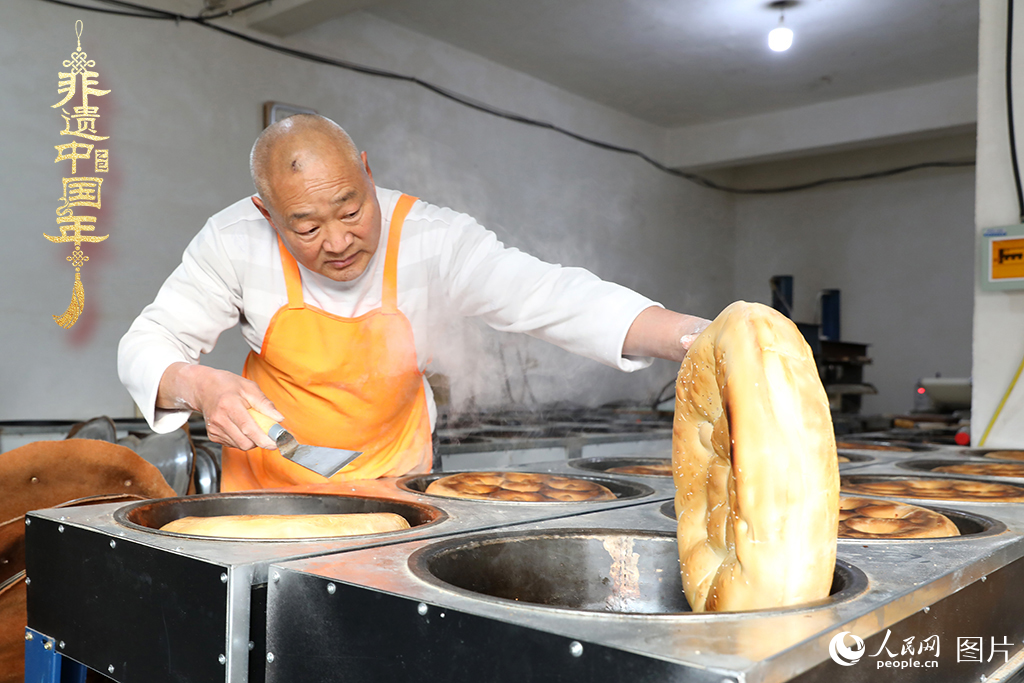 2025年1月23日，山東省臨沂市莒南縣一家傳統(tǒng)大餅作坊內(nèi)，師傅們正忙著烤制當?shù)厝舜汗?jié)期間家家戶戶必備的、金黃誘人的莒南大餅。人民網(wǎng)記者 劉祺攝