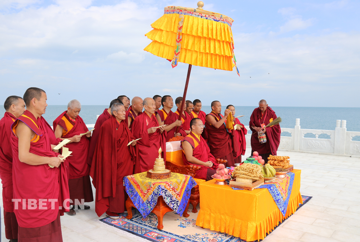 班禪大師在青海湖邊的祭湖臺前誦經(jīng)祈禱。攝影： 噶哇扎西.jpg