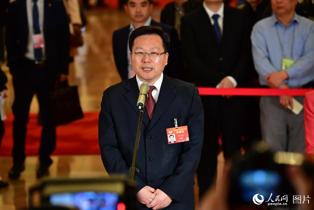 全國政協(xié)委員、中國聯(lián)通研究院院長張云勇接受記者采訪。