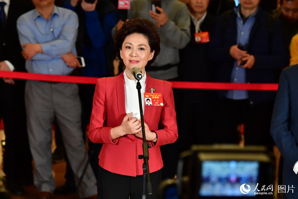 全國(guó)政協(xié)委員、中央廣播電視總臺(tái)央視新聞主播海霞接受記者采訪。