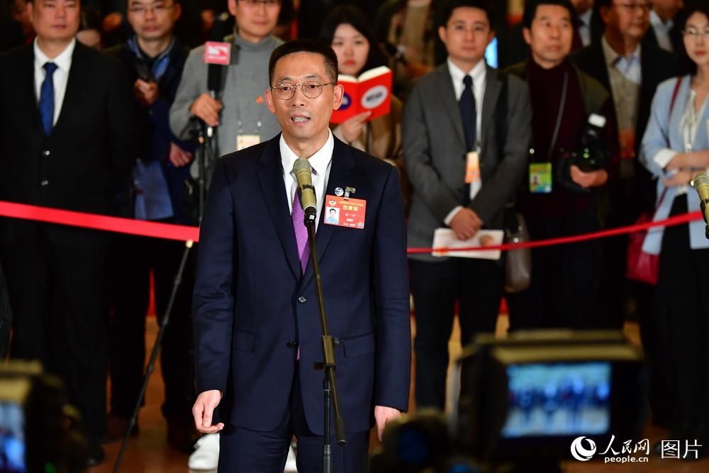 全國政協(xié)委員、西湖大學校長施一公接受記者采訪。