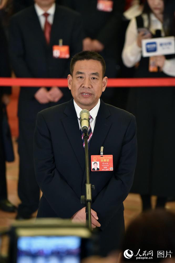 全國(guó)人大代表、河南遠(yuǎn)東生物工程公司技術(shù)部部長(zhǎng)黨永富回答記者提問。