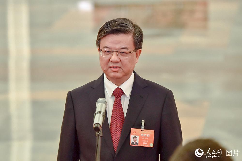 海關(guān)總署署長倪岳峰回答記者提問。