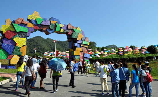 湄潭縣茶旅一體助農(nóng)增收。圖為湄潭“七彩部落”景區(qū) 瞿欣含攝_副本.jpg