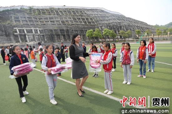 修文縣組織搬遷戶子女開展戶外拓展活動，捐贈愛心物資。
