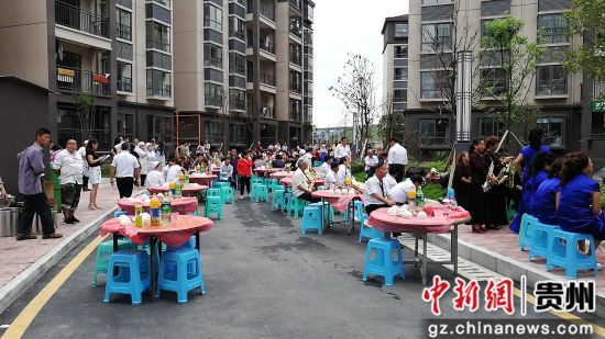 烏當(dāng)區(qū)“感黨恩聽黨話跟黨走”暨易地扶貧搬遷“共筑行動”啟動儀式長桌宴布置現(xiàn)場。