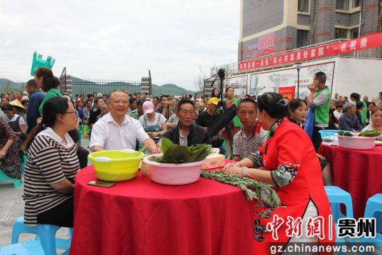 息烽縣領(lǐng)導(dǎo)群眾共度2019年端午節(jié)。