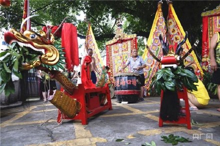 場面震撼！中國龍舟之鄉(xiāng)順德舉行起龍儀式