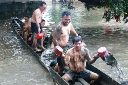 場(chǎng)面震撼！中國(guó)龍舟之鄉(xiāng)順德舉行起龍儀式