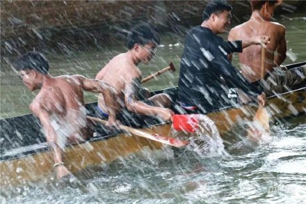場(chǎng)面震撼！中國(guó)龍舟之鄉(xiāng)順德舉行起龍儀式